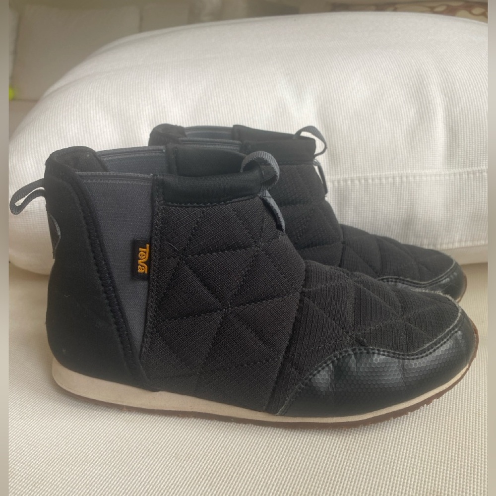Teva Ember ReEmber Mid boot size 5 kids. Black, Quilted, pullon - Like New!